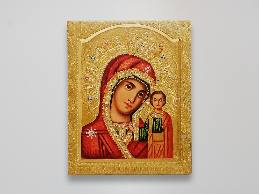 Казанская икона Божией Матери в красном (средняя)